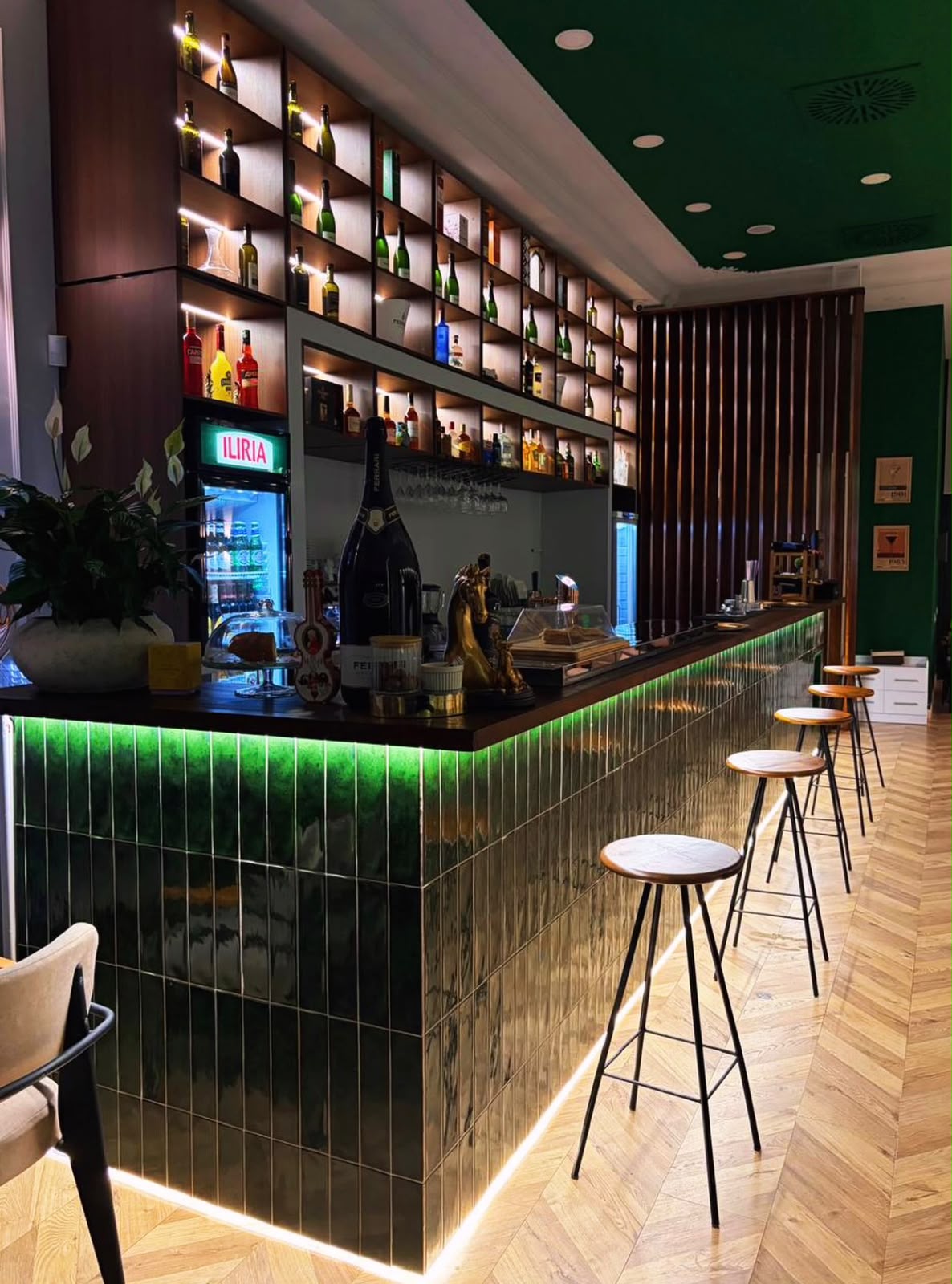 Giardino 24 bar interior